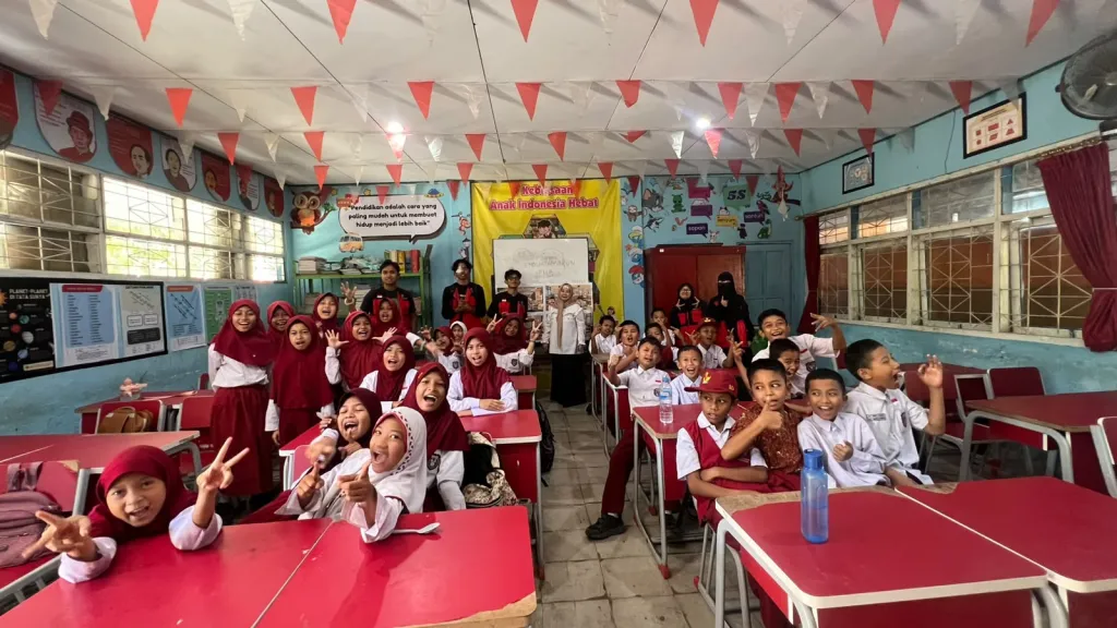 Keceriaan siswa kelas V bersama mahasiswa KKN Unhas seusai belajar pertanian perkotaan secara interaktif. (Foto: Dok.Pribadi).